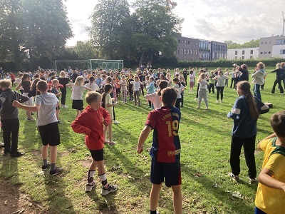 Schulkinder beim Sportfest