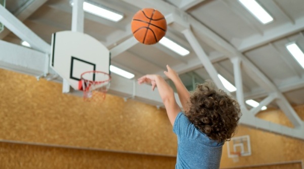 Symbolbild: Kind das Basketball spielt.